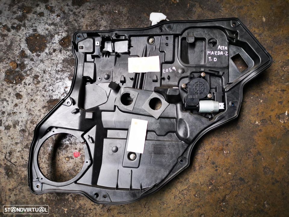 MAZDA 2 ALTA ELEVADOR TRÁS DTO E059 - 1
