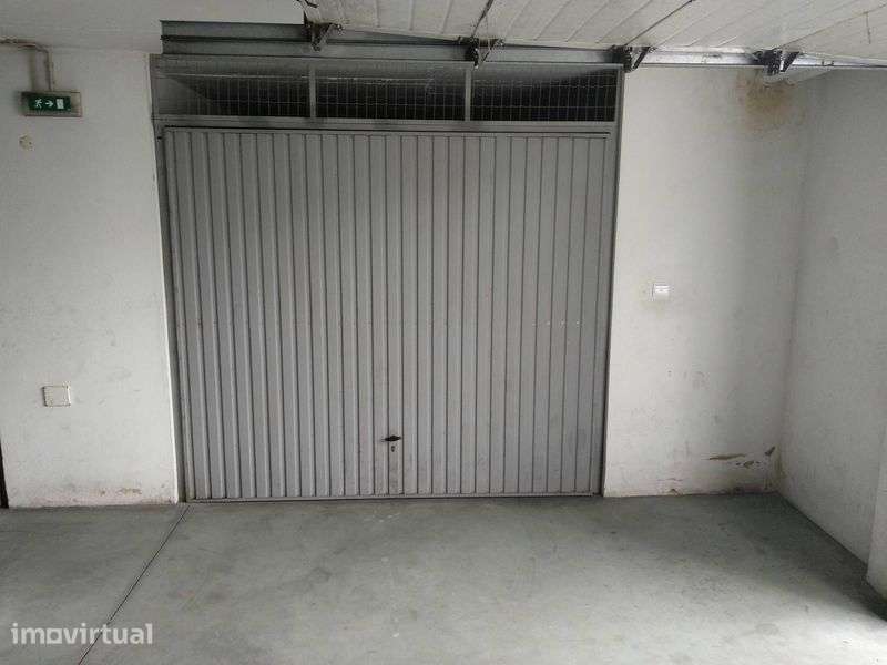 Arrendo garagem na cidade da Marinha Grande