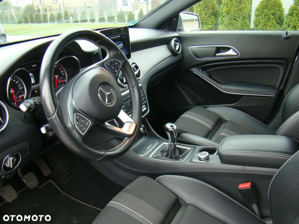 Mercedes-Benz CLA 200 UrbanStyle Edition - 26