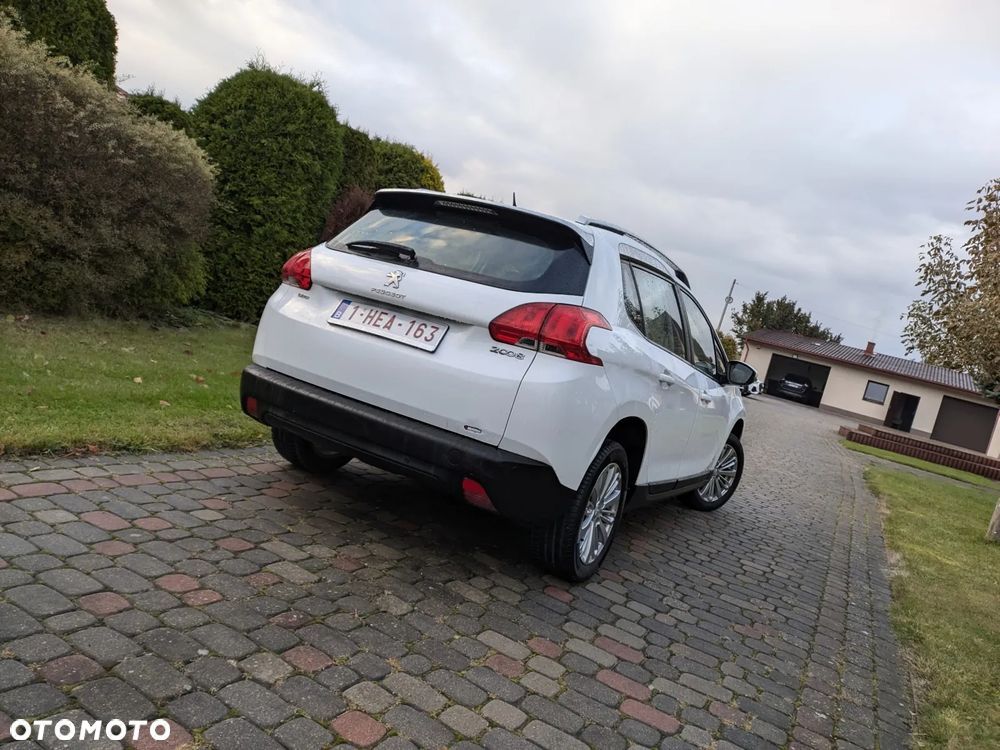 Peugeot 2008 1.2 Pure Tech Signature - 6