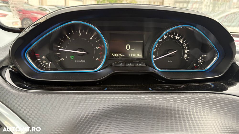 Peugeot 2008 - 8