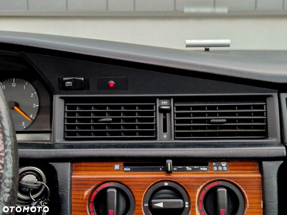 Mercedes-Benz W201 (190) - 24