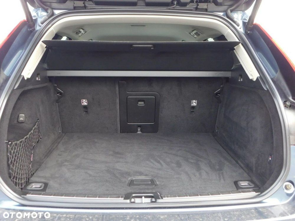Volvo XC 60 D4 Momentum Pro - 24