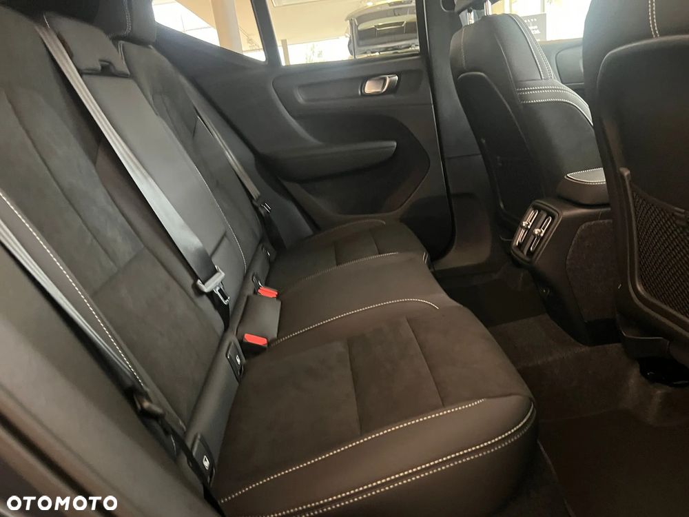 Volvo XC 40 B4 B DKG Ultra Black Edition - 22