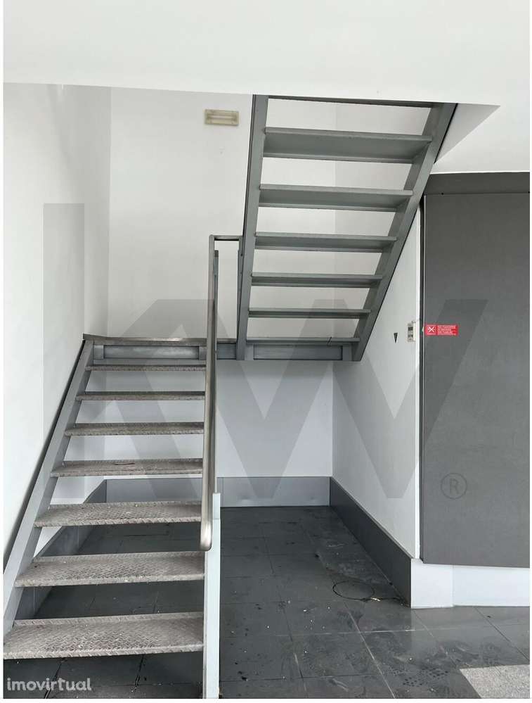 Armazém de 551m2 com loja e negócio em terreno de 1.100m2, Barreiro, S - Grande imagem: 3/37