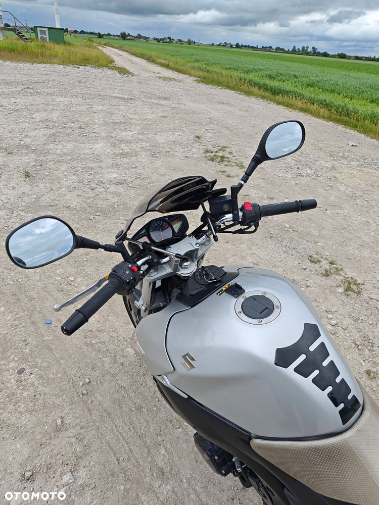 Suzuki GSR - 8