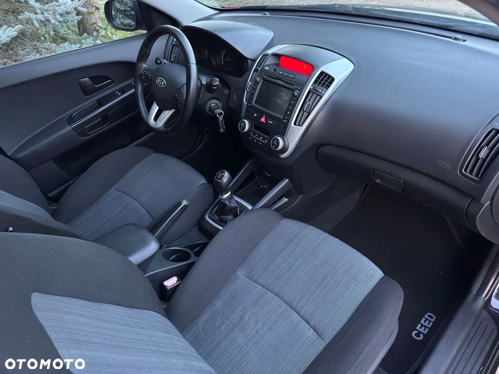 Kia Ceed 1.4 CVVT Dream-Team Edition - 11