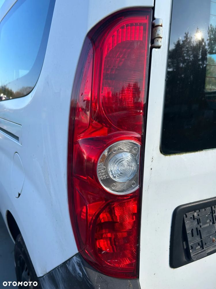 LAMPA TYLNA LEWA OPEL COMBO D - 1