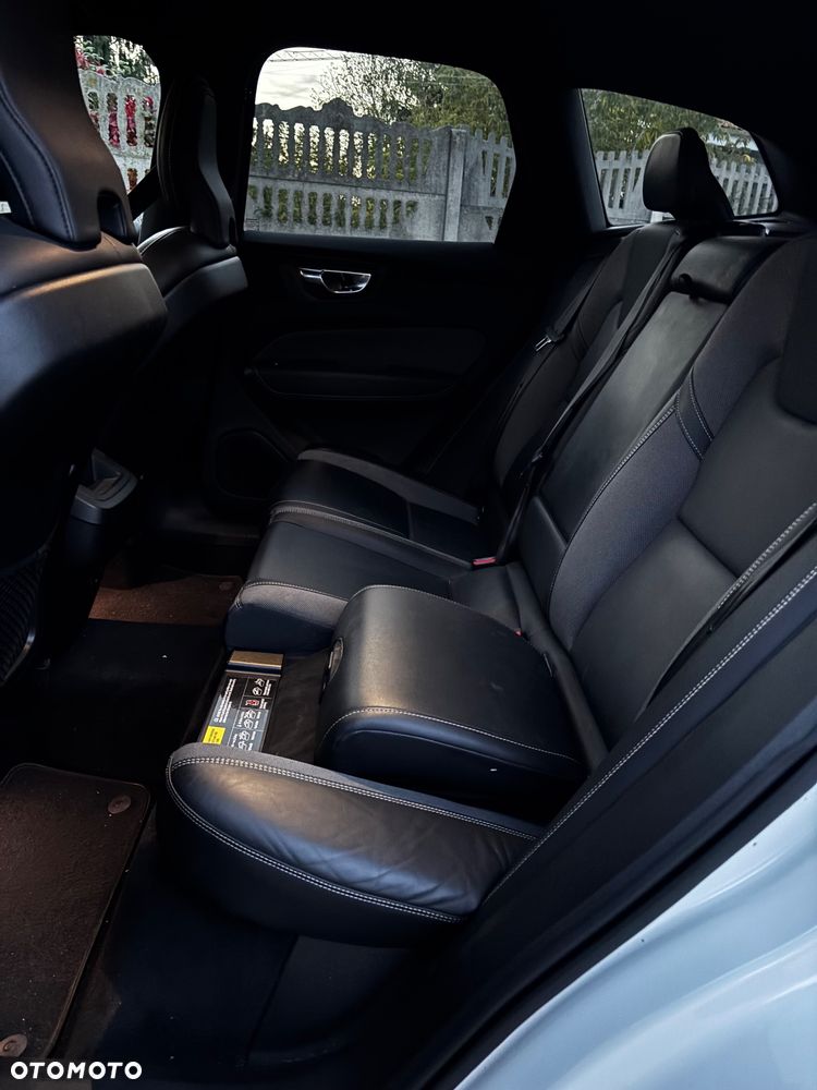 Volvo XC 60 B4 D Plus Dark - 18