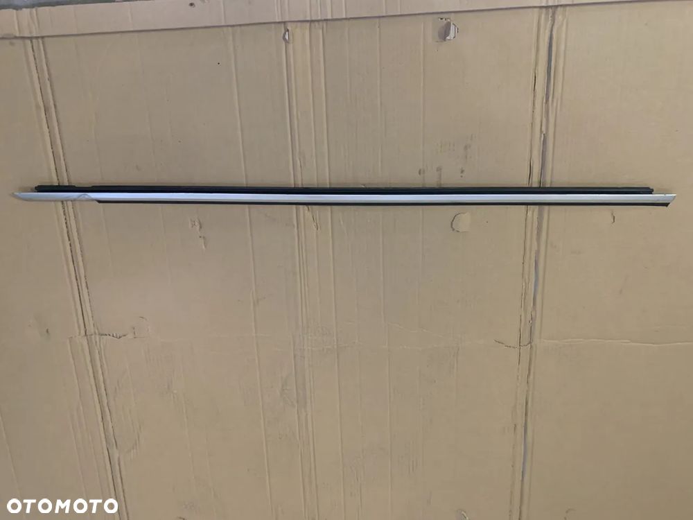 Listwa zgarniająca drzwi szyby prawy przód przednia prawa chrom VW EOS 1Q0853956D - 1