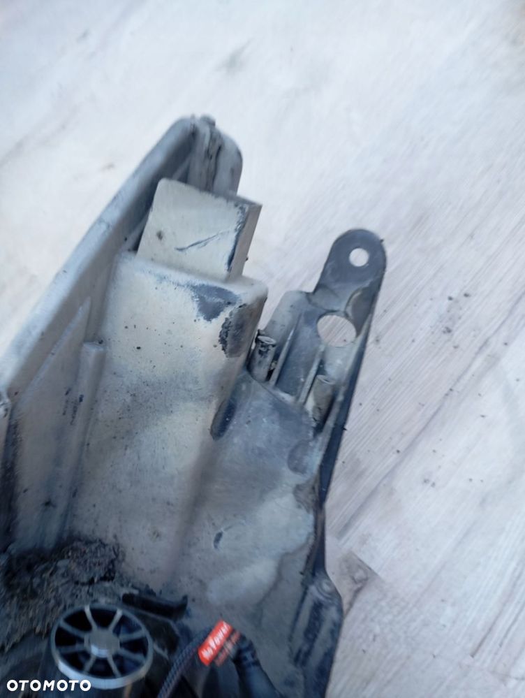 TOYOTA PRIUS PLUS - lampa przód prawa lewa - 12