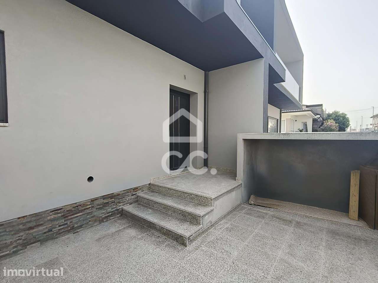 Moradia T3 Nova com 3 Suites, Jardim e Terraço – Design Contemporâneo - Grande imagem: 4/28