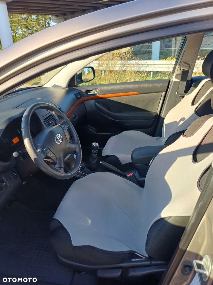 Toyota Avensis 2.0 D-4D Sol - 27