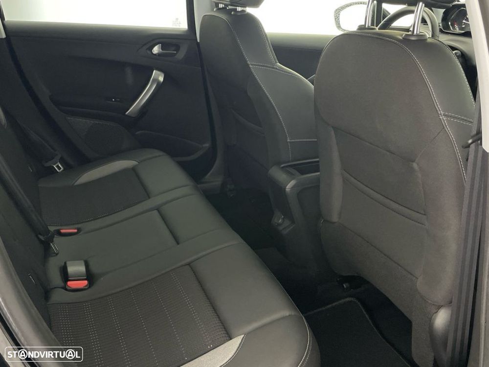 Peugeot 2008 1.2 PureTech Allure - 24