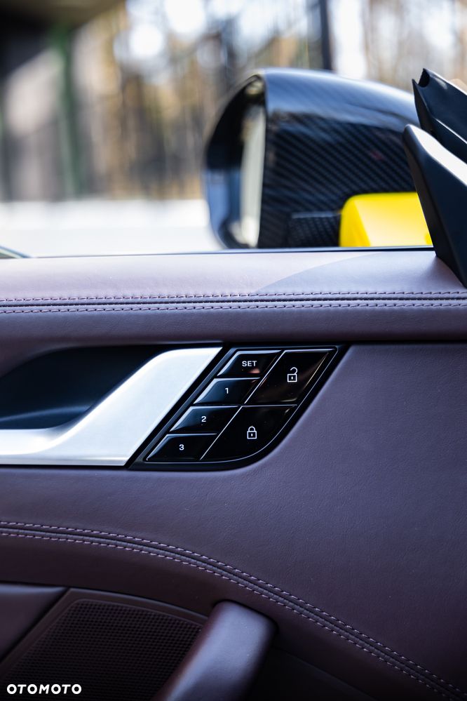 Porsche 911 Turbo S - 25