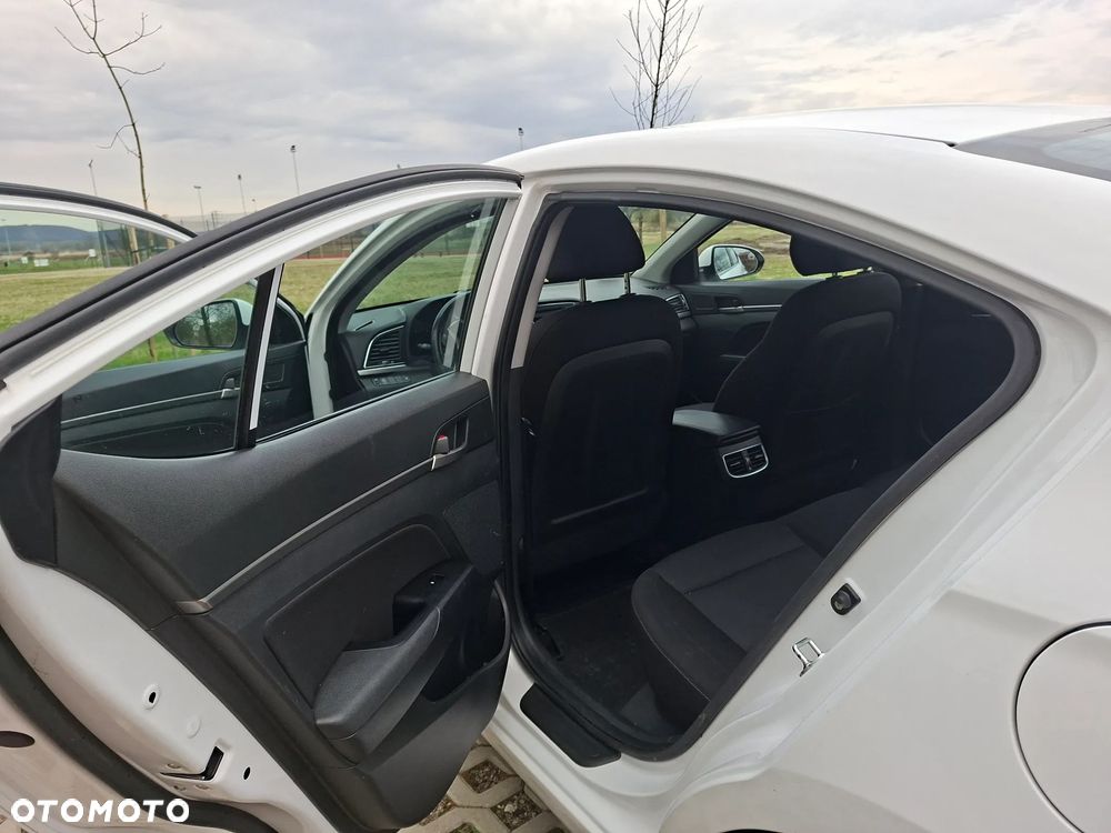 Hyundai Elantra 1.6 Comfort - 4