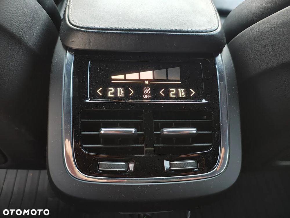 Volvo XC 90 D5 AWD R-Design 7os - 25