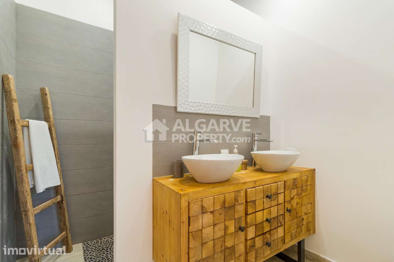 Moradia T3 renovada com piscina aquecida e rooftop em Boliqueime - Grande imagem: 5/37