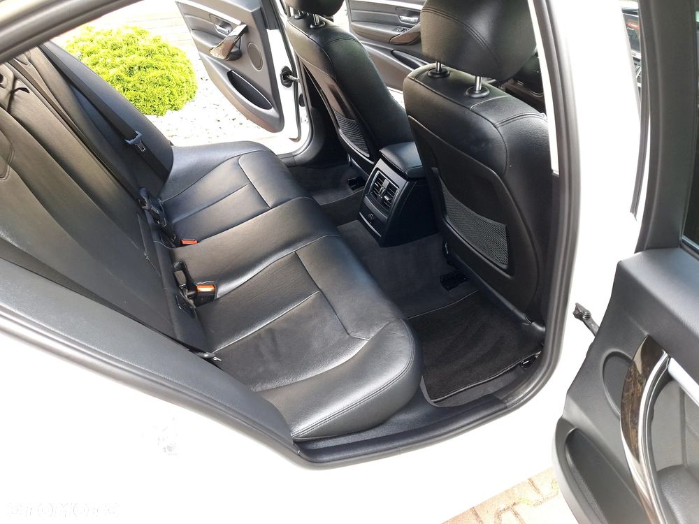 BMW Seria 3 320i Luxury Line - 12