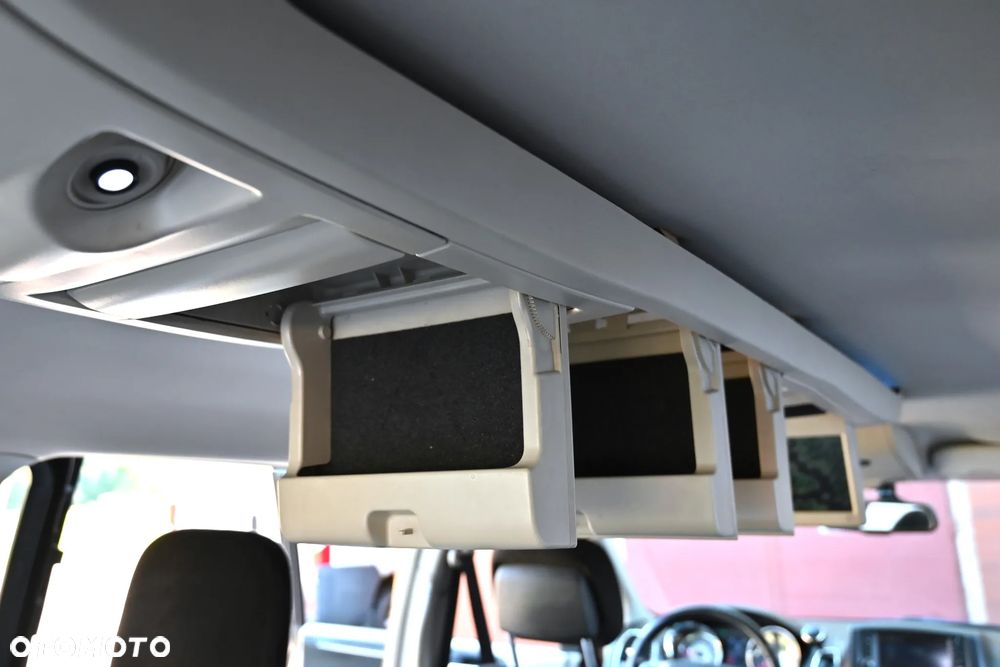 Chrysler Town & Country - 31