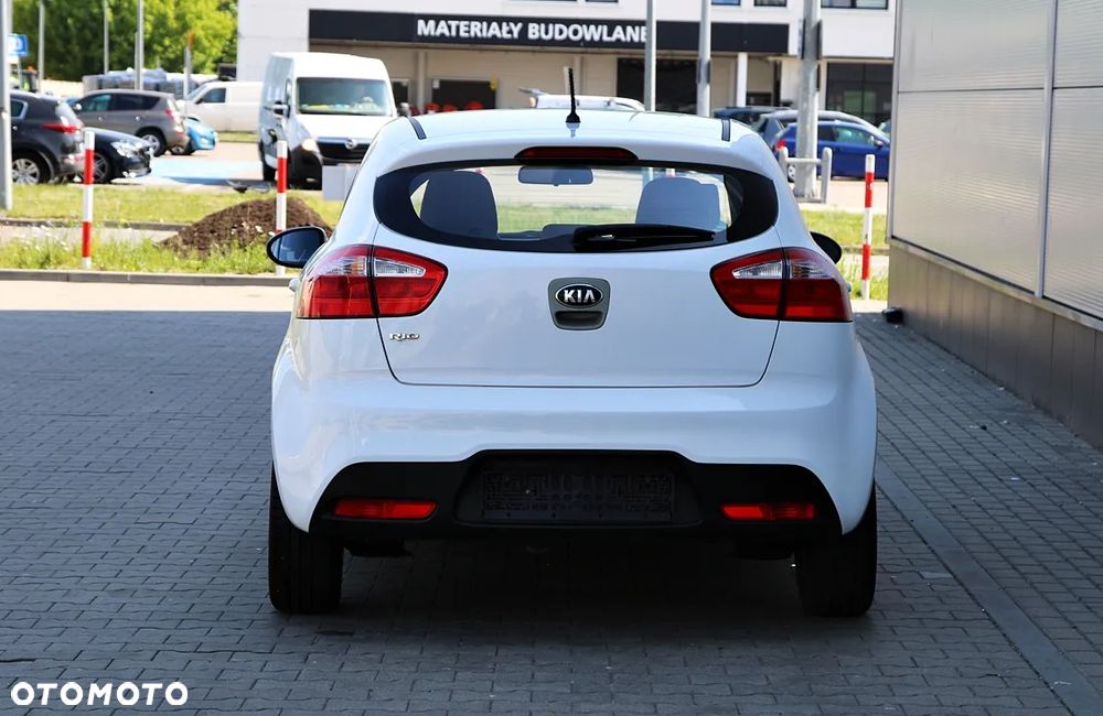 Kia Rio 1.2 L - 8