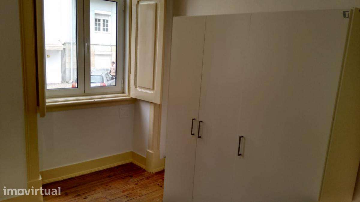 Quarto - localizado em Alameda Lisbon - Grande imagem: 2/23