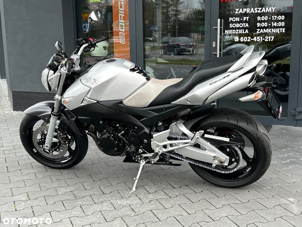 Suzuki GSR - 28