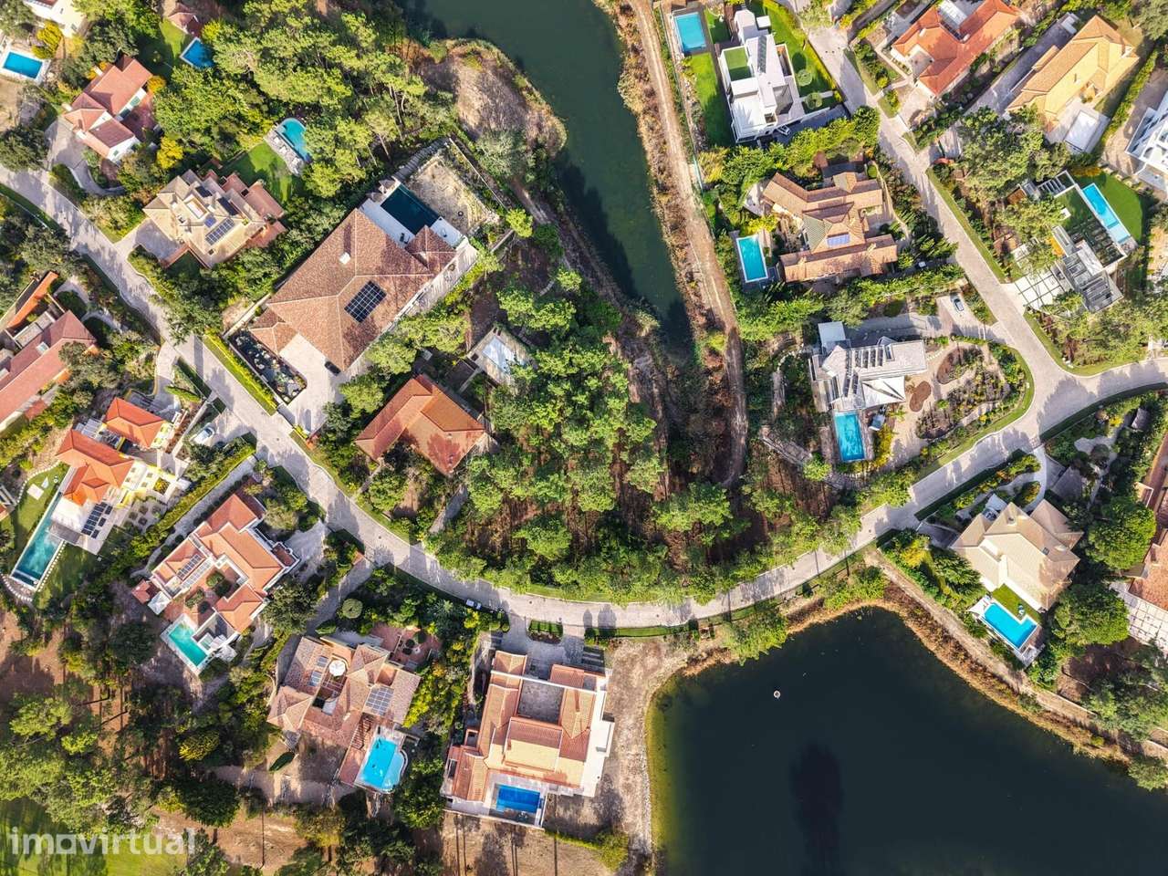 QUINTA DO PERÚ | LOTE 2.120 M² COM PROJETO DE MORADIA T4 JUNTO AO LAGO - Grande imagem: 2/28