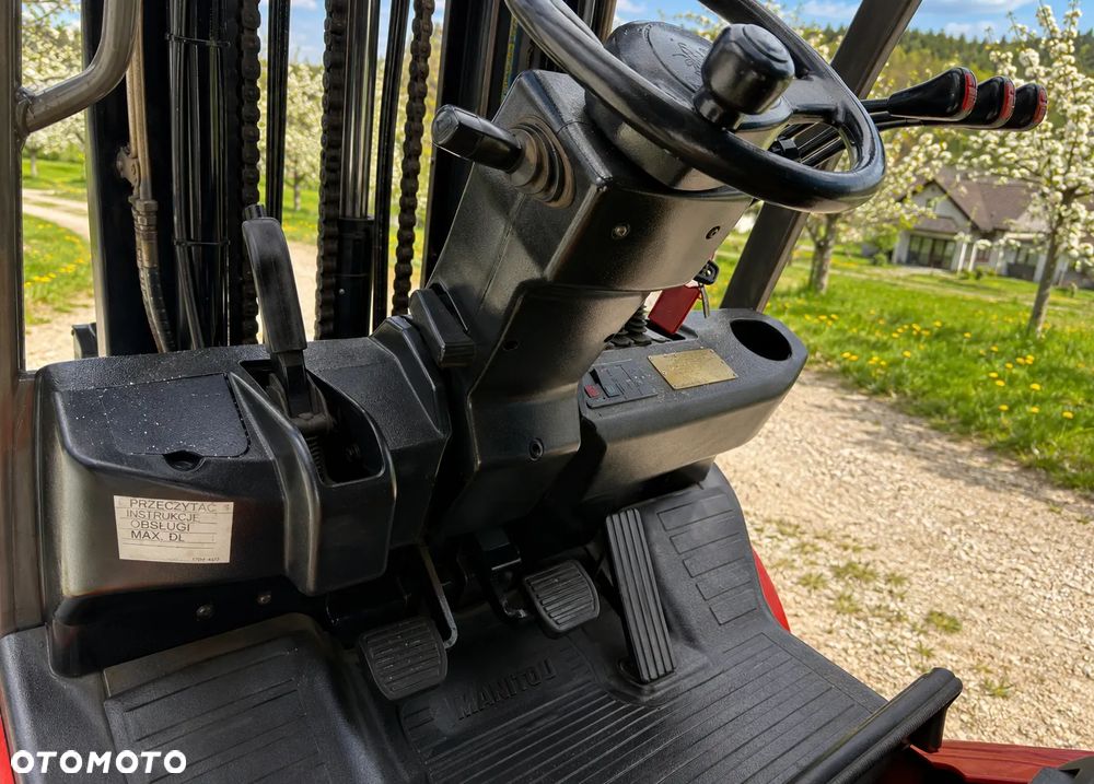 Manitou MI25D Wózek Widłowy 2,5 tony. Posuw Hydrauliczny. Maszt triplex. Wolny skok! Wysokość Podnoszenia 5 metrów. Jak nowy z Salonu. Pochodzi z Norweskiego Gospodarstwa! Aktualne przeglądy DEKRA i serwisy! Opony jak Nowe. Silnik Yanmar. Małe gabarety bardzo zwrotna maszyna! Zero luzów wycieków i zniszczeń. OKAZJA. Pełny ORYGINAŁ! Rok Prod. 2014. Niski przebieg 3300mtg - 3