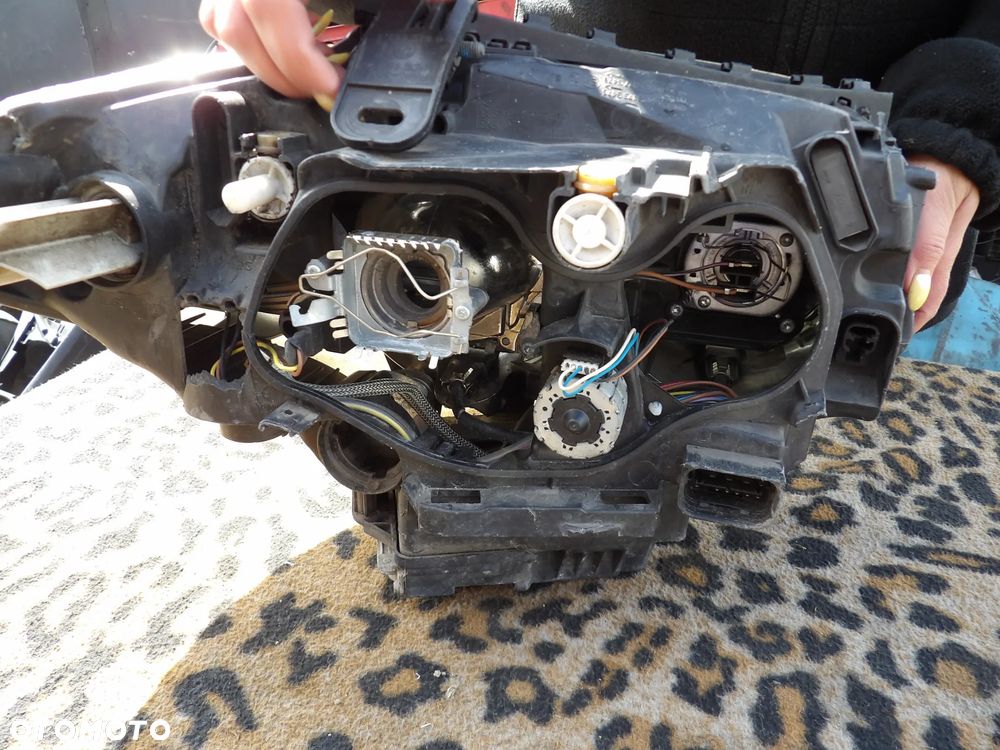 BMW - E87 - LIFT - XENON - LEWA LAMPA PRZEDNIA - PĘKNIĘTE SZKŁO - OBUDOWA - URWANE UCHO - UK - 7180833 - 5