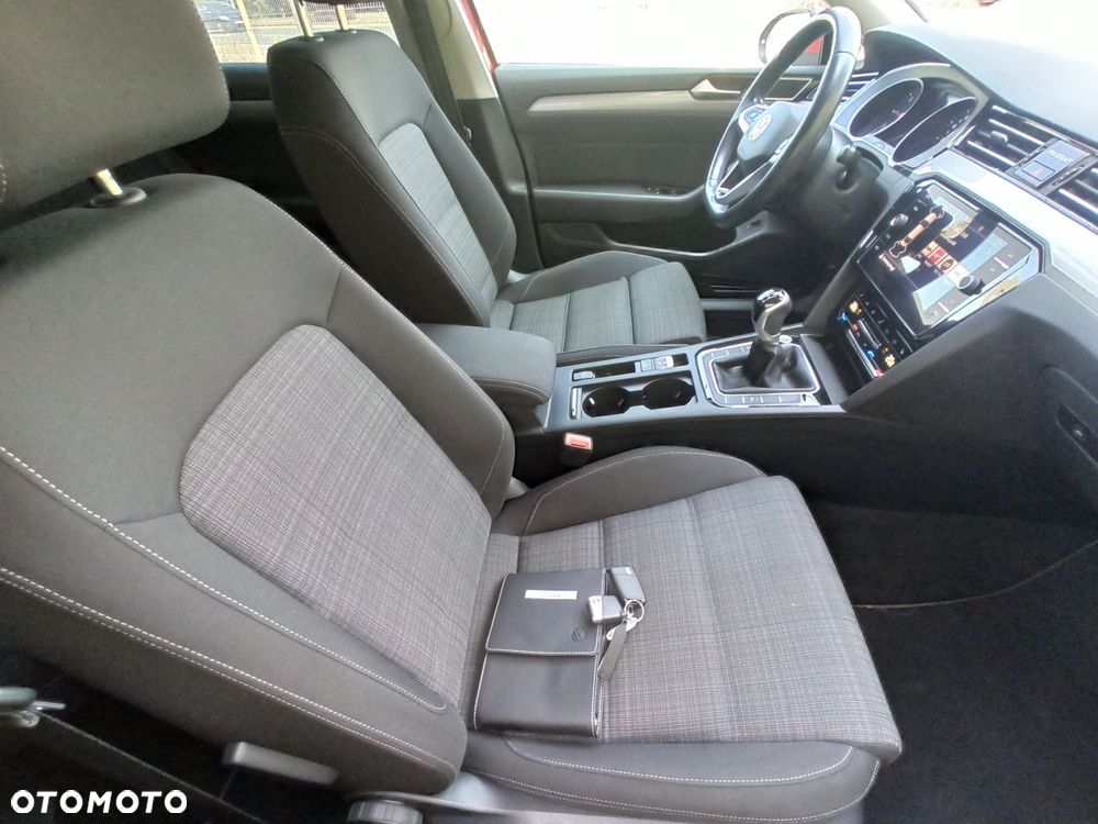 Volkswagen Passat - 11