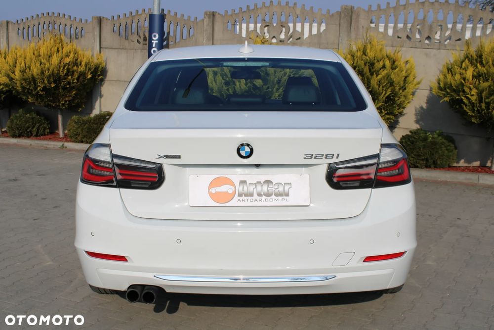 BMW Seria 3 328i xDrive Sport Line - 32