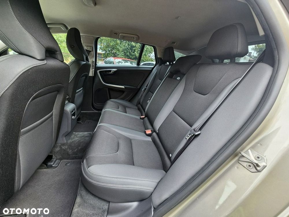 Volvo V60 D4 Momentum - 16