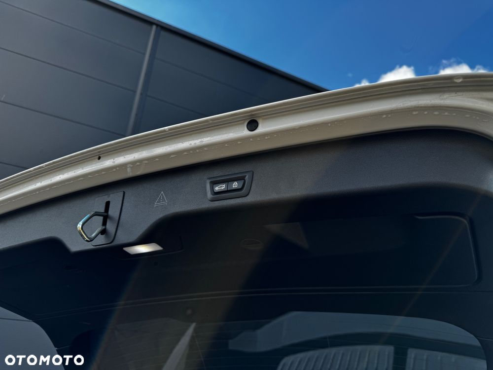 BMW Seria 5 520i Touring Sport-Aut - 11