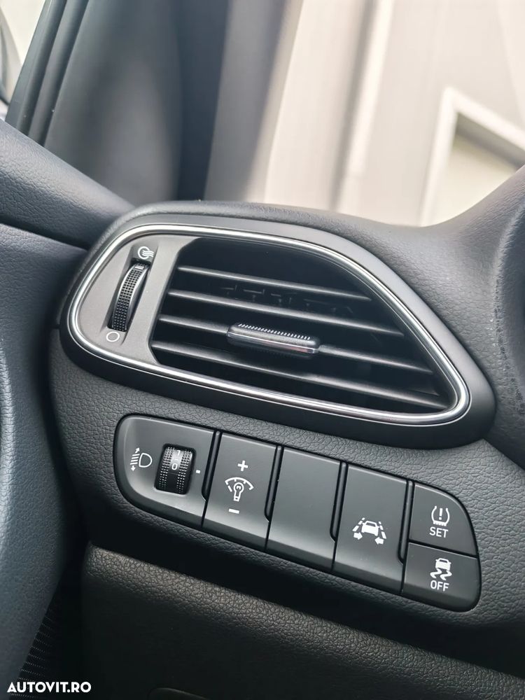 Hyundai i30 1.4 100CP 5DR M/T Highway - 15