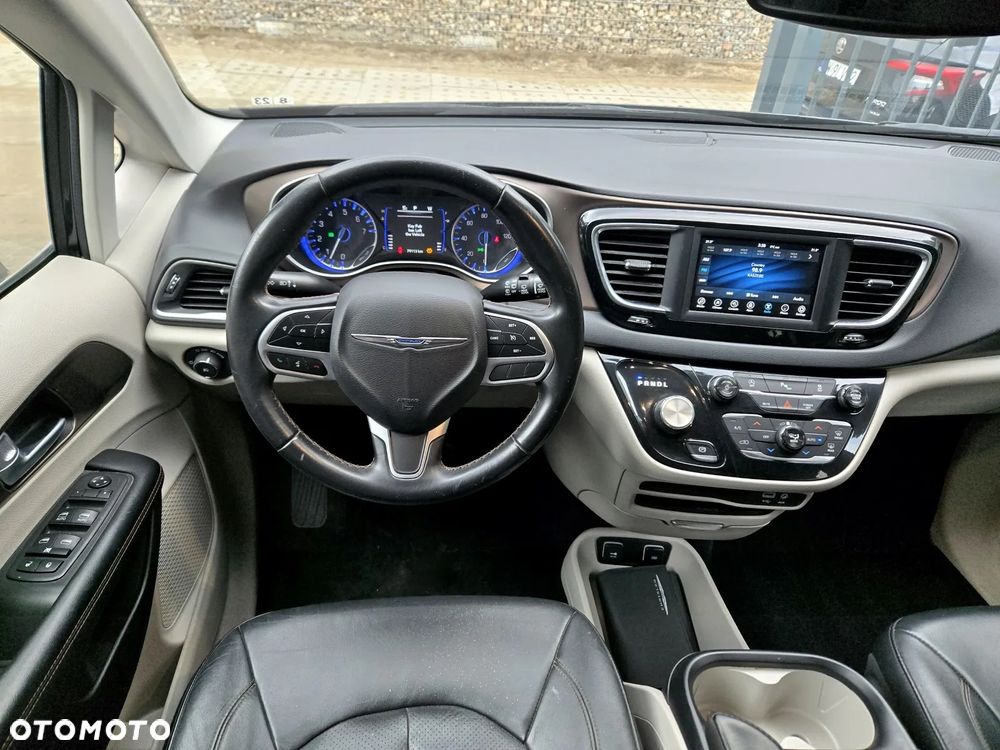 Chrysler Pacifica - 5