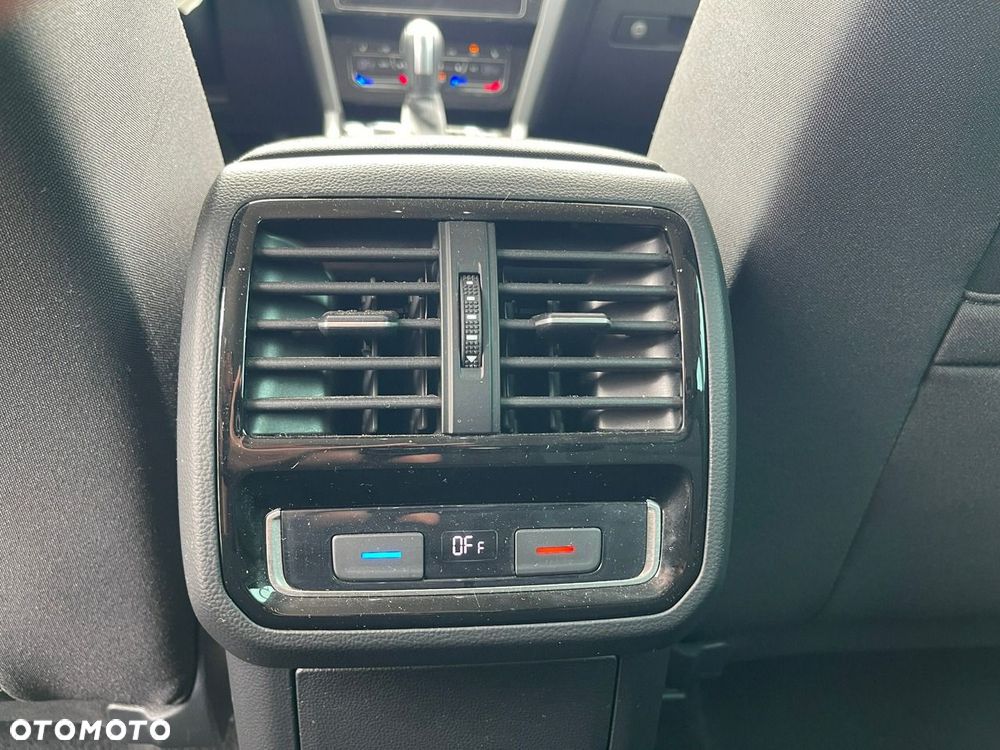 Volkswagen Passat Variant 2.0 TDI SCR DSG Conceptline - 14