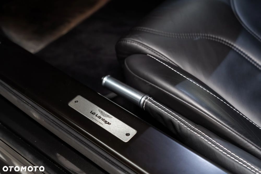 Aston Martin V12 Vantage - 30