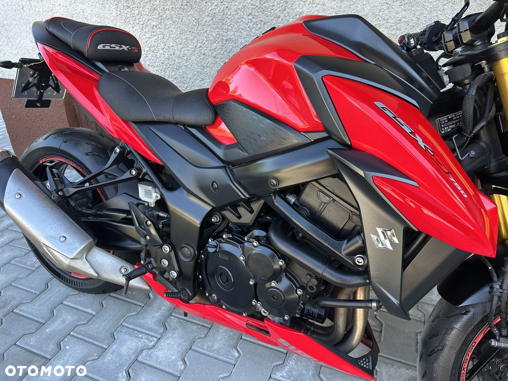 Suzuki GSX - 26