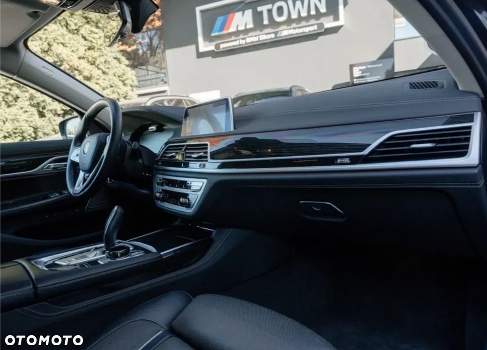 BMW Seria 7 745e sport - 9