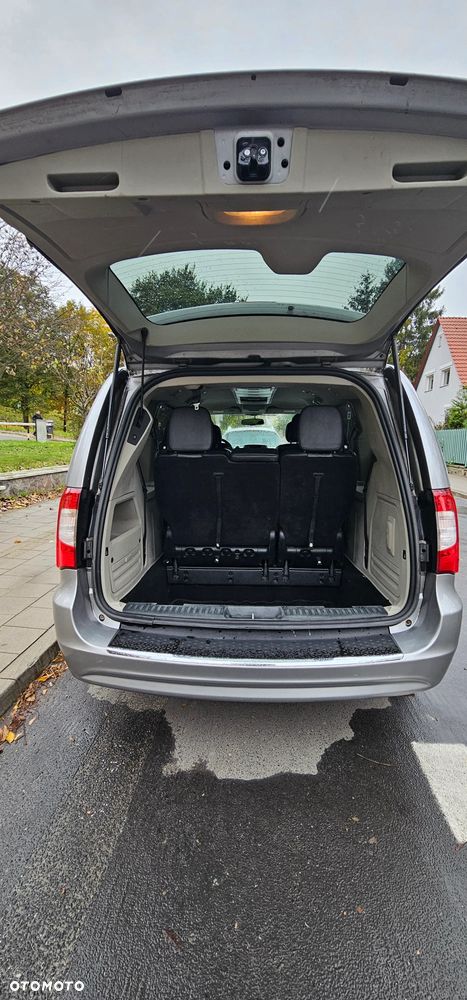 Chrysler Town & Country - 28