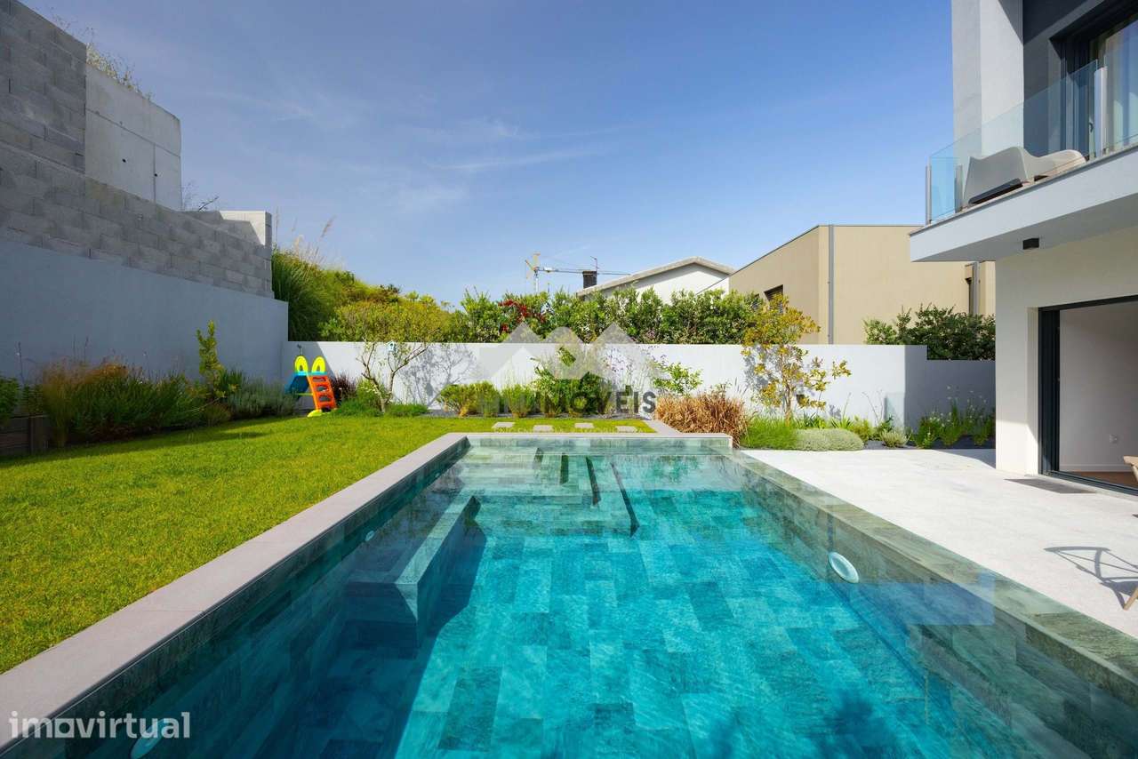 Moradia T3+1 | Luxo | 3 Frentes | 3 Suítes | Piscina | Jardim - Grande imagem: 3/60
