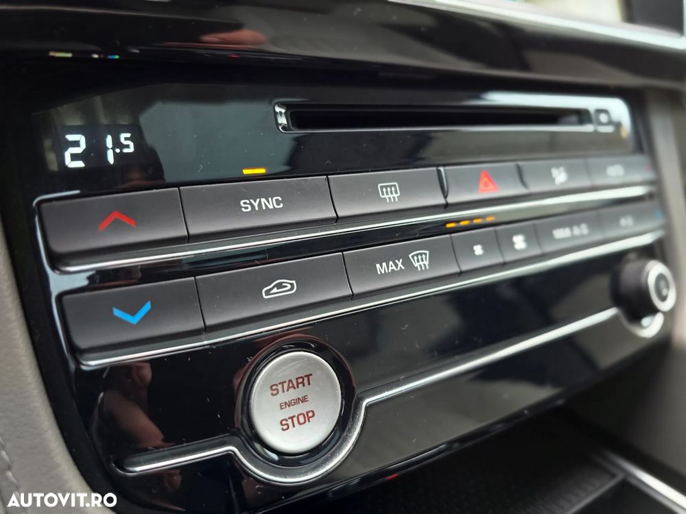 Jaguar F-Pace 30t AWD Portfolio - 32