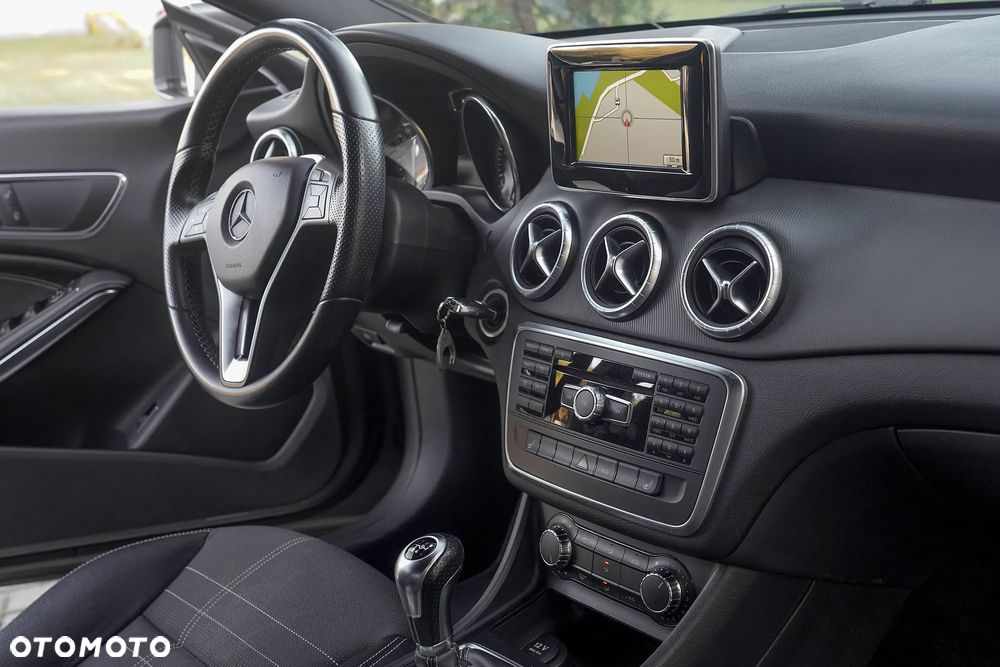 Mercedes-Benz CLA 180 AMG Line - 14