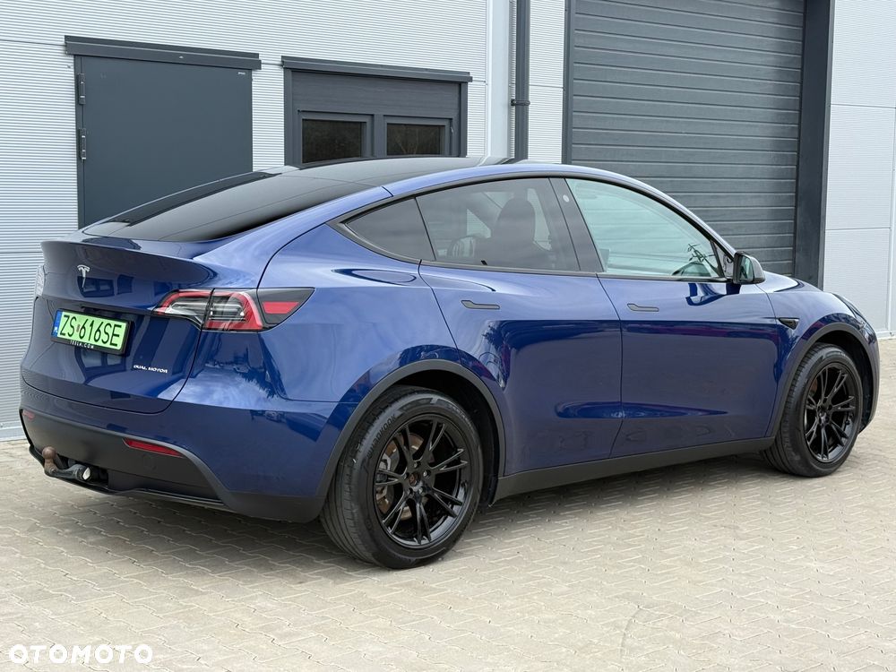 Tesla Model Y - 12