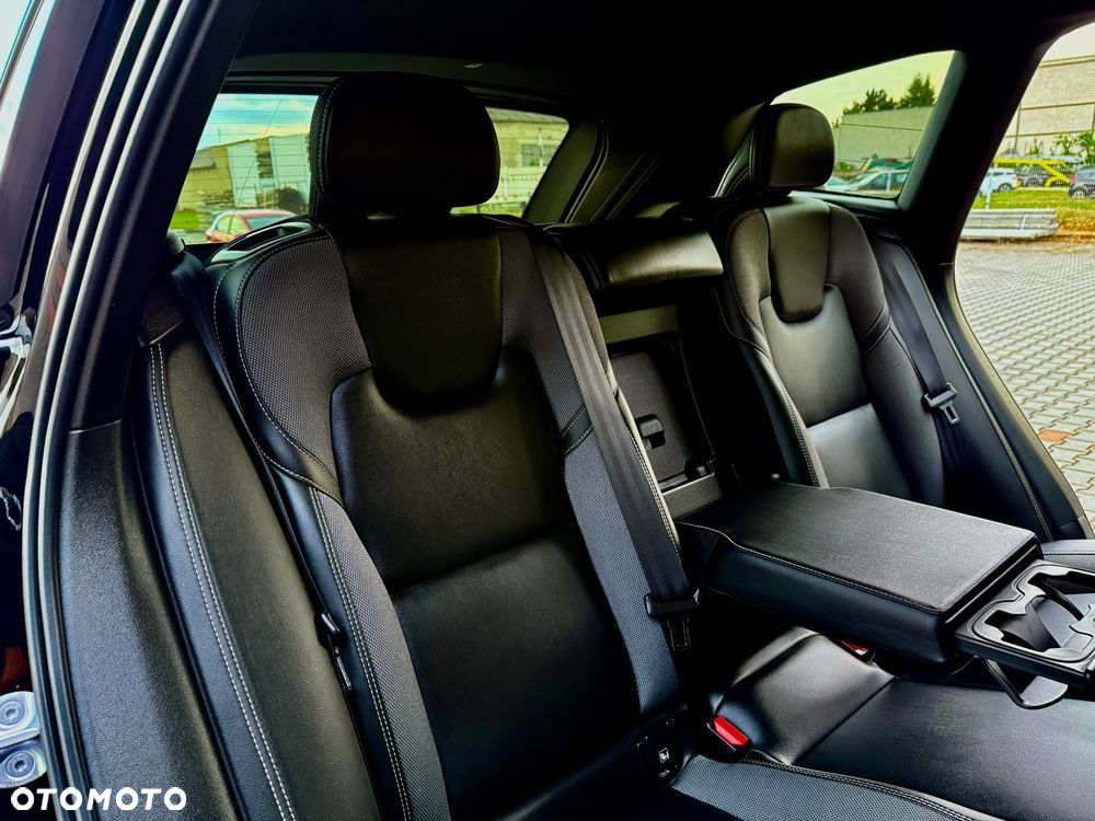 Volvo XC 60 B4 B Plus Dark - 32