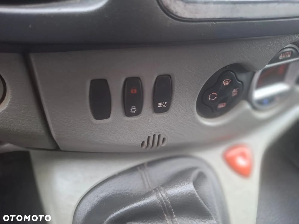 Renault Trafic Grand Passenger Black Edition - 13