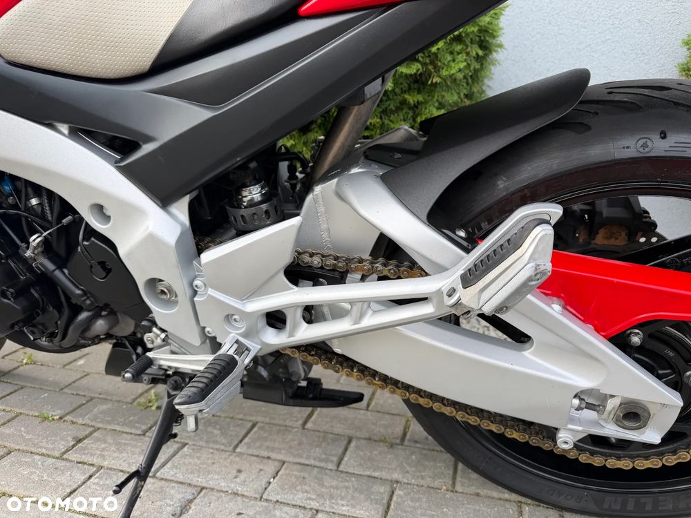 Suzuki GSR - 36