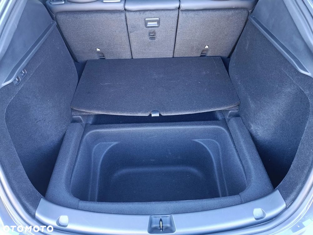 Tesla Model Y - 8
