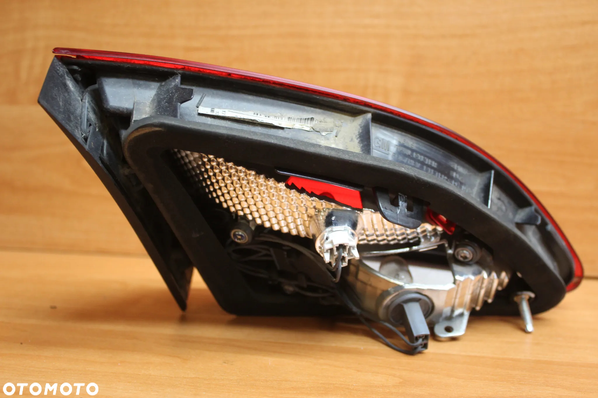 LAMPA PRAWY TYŁ PRAWA TYLNA W KLAPĘ OPEL ASTRA J SEDAN EUROPA 25870194 - 9